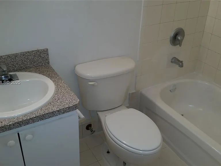 13950 NE 2nd Ave #11A — Photo 6
