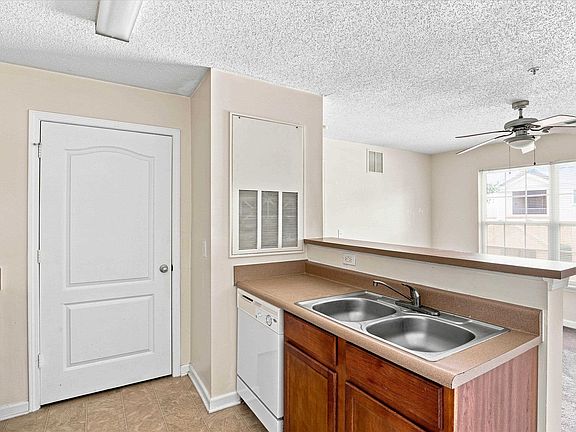 5th image of 3000 S Adams St #928