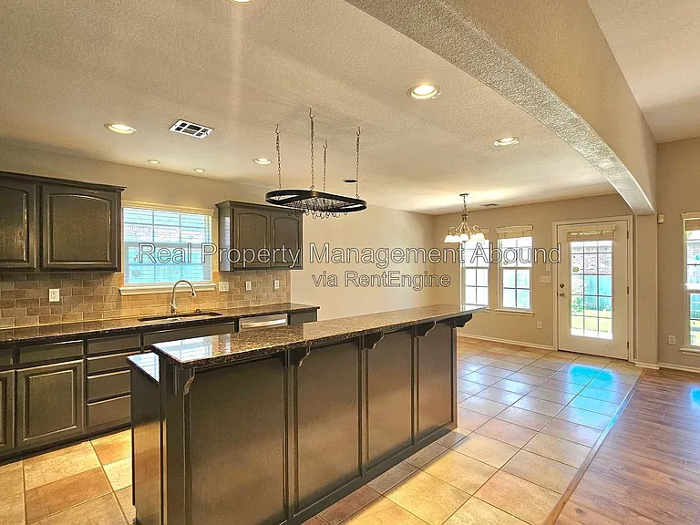 809 W Granger St — Photo 12