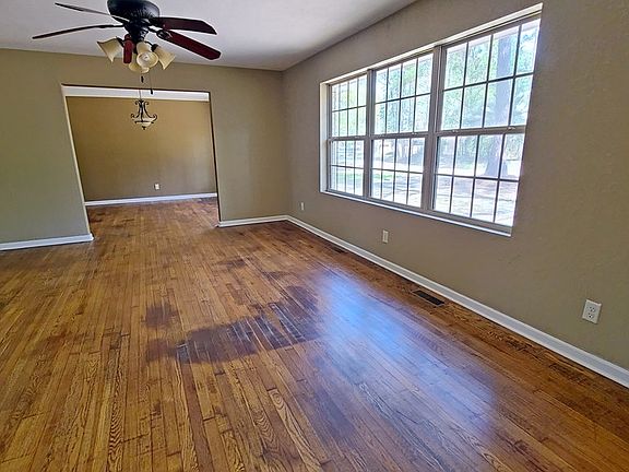 2nd image of 1223 Lakeview Dr
