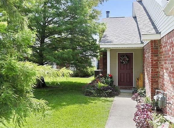 2nd image of 813 Carondelet St