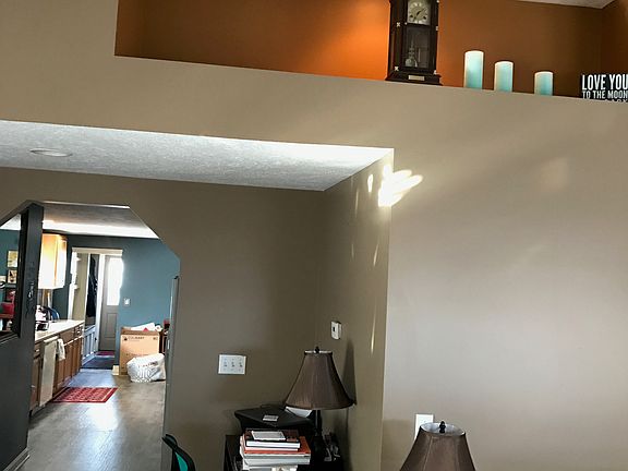 4th image of 215 Evergreen St