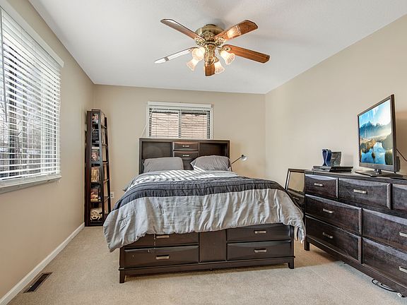 4th image of 2756 Upland Ln N