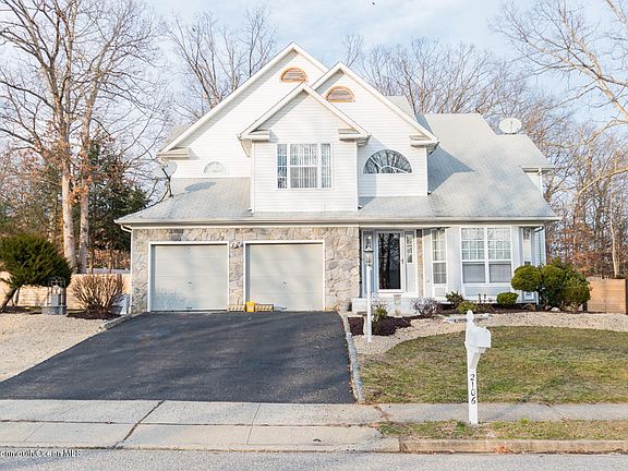 2nd image of 2106 Oak Knoll Dr
