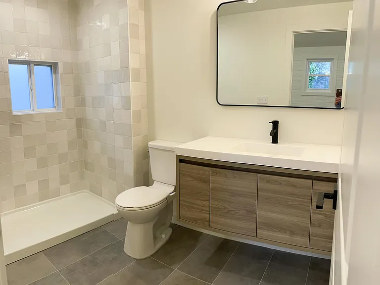 921 Howard St — Photo 2