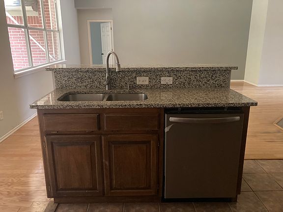 3rd image of 214 Mountain Oaks Dr