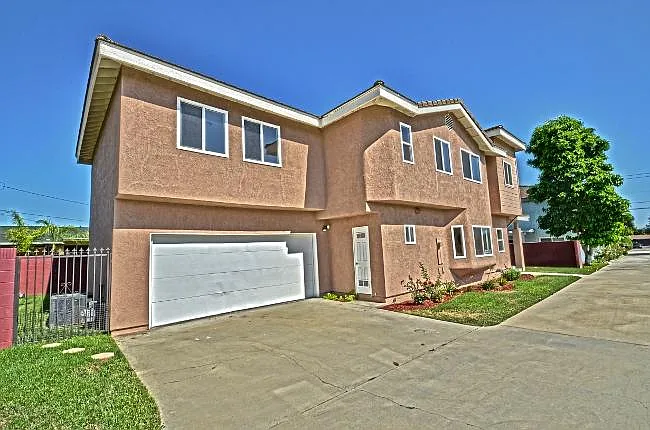 8727 Arcadia Ave — Photo 1