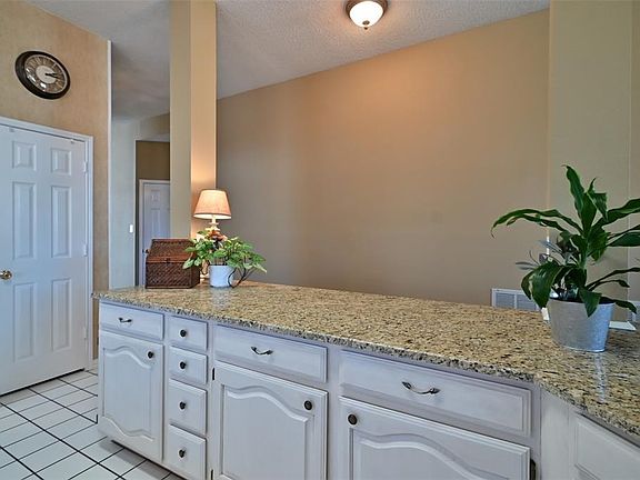 3rd image of 723 E Grubb Dr