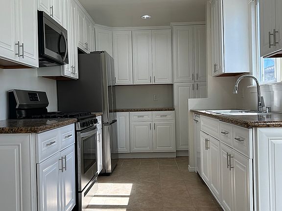 4th image of 5008 Newcastle Ave