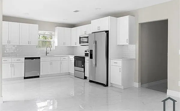 6 bed, 1723 sqft, $2,100 — Photo 3