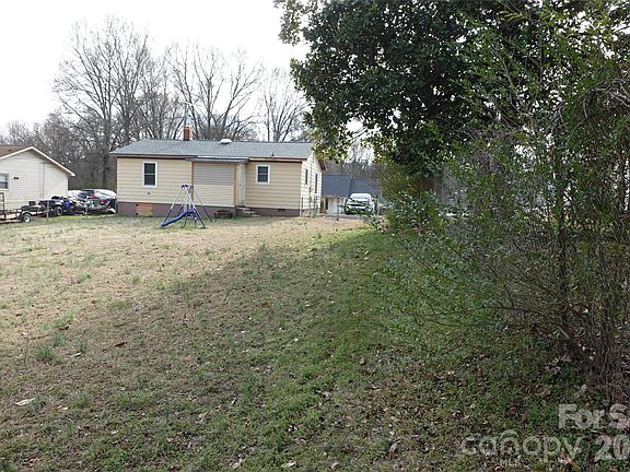 3rd image of 155 Robbins St SW