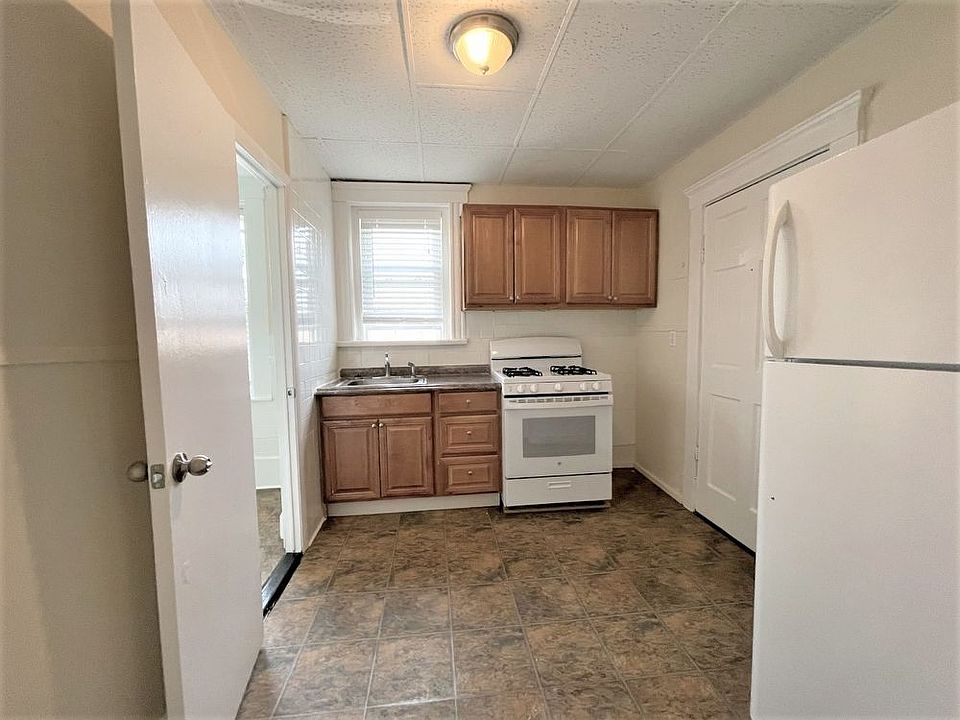 1st image of 6 Littles Ln APT 32