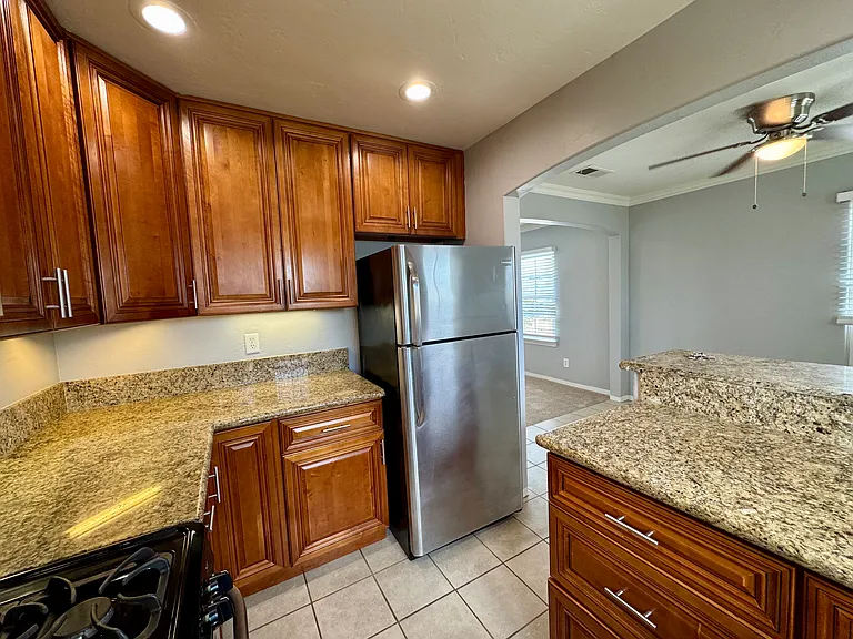 2975 Laurel St #19 — Photo 2