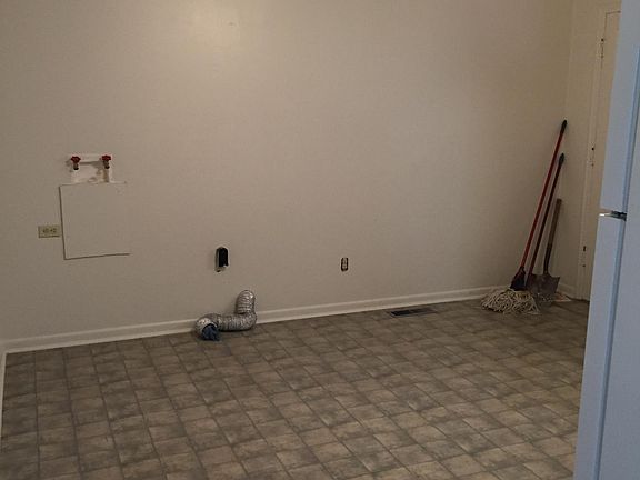 Kitchen side w/Washer & Dryer location