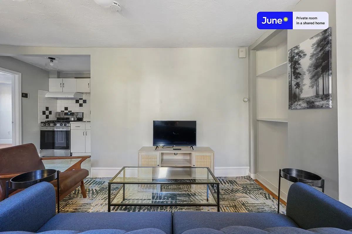 Queen bedroom in 2 bed/1 bath home in Newton Corner #775 A — Photo 4
