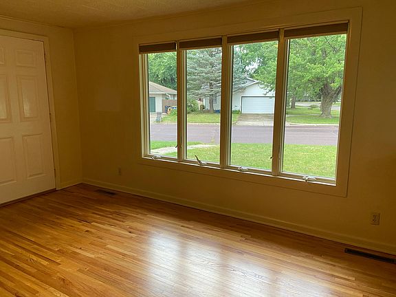 3rd image of 626 Hillcrest Ave