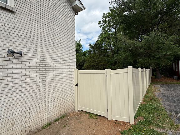 3rd image of 325-325B Monaco Dr