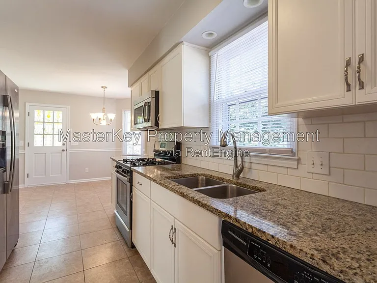 702 Buckingham Rd — Photo 3