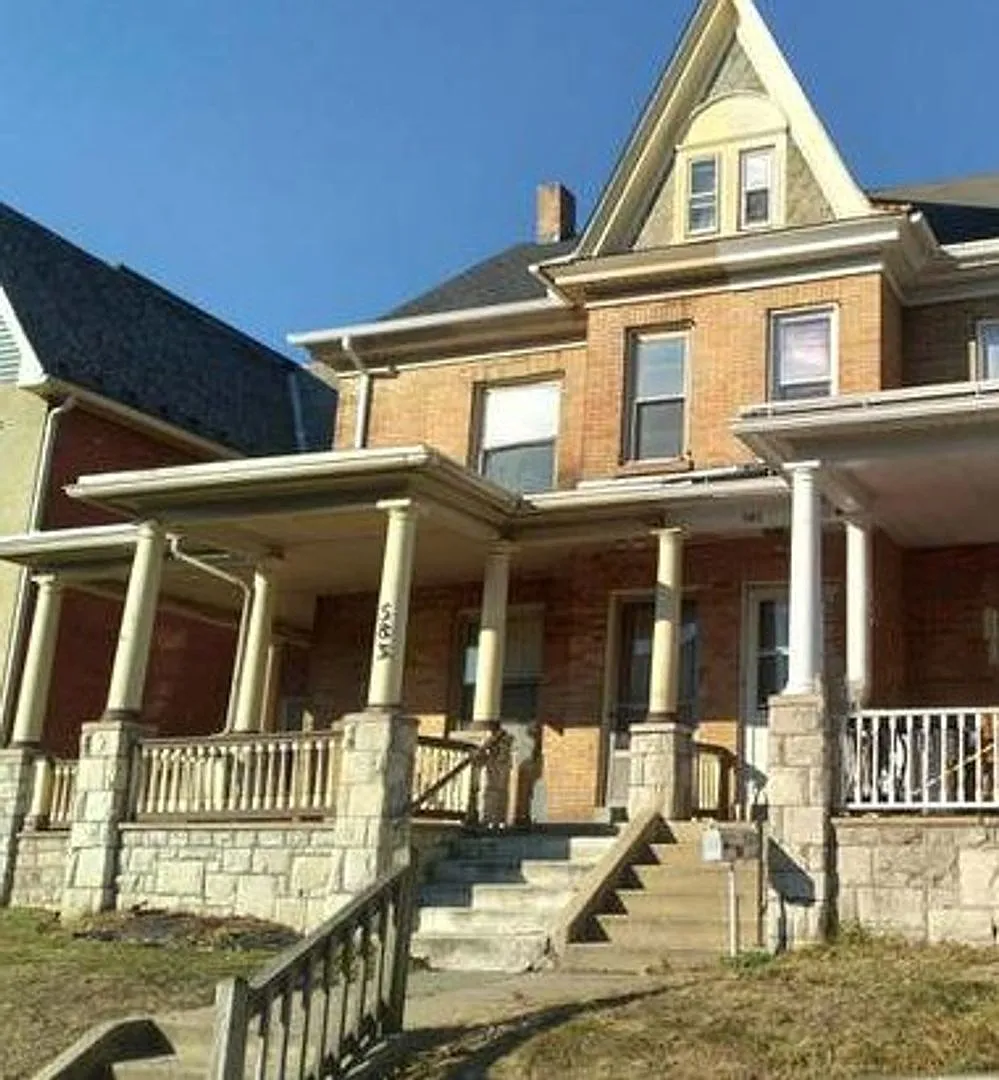 585 East Chestnut Street — Photo 1
