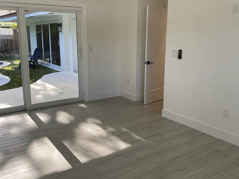 619 SW 3rd St — Photo 13