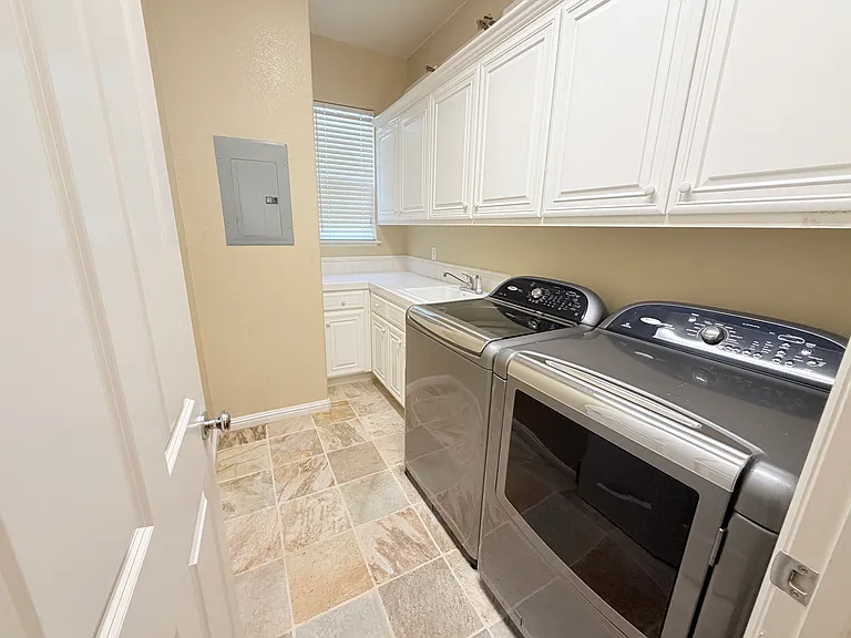 128 Regent Dr — Photo 13