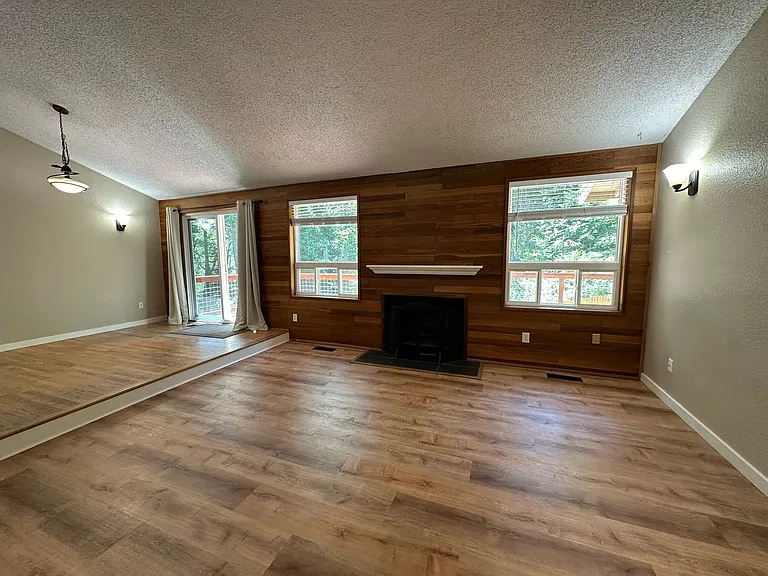 1479 Greenville Dr — Photo 4