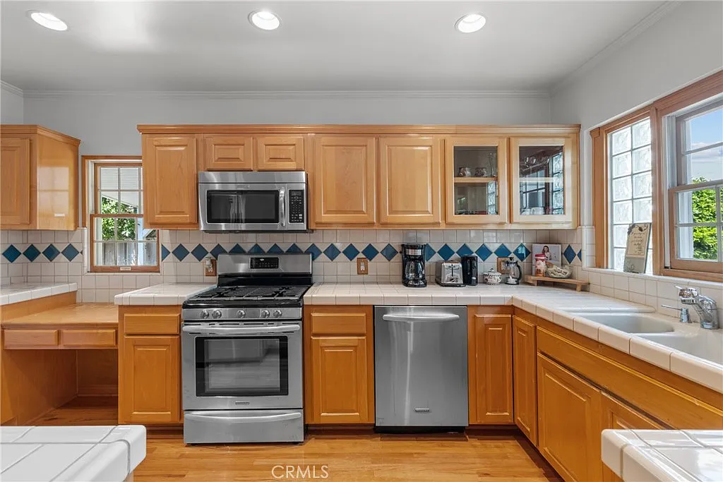 4 bed, 2000 sqft, $8,999 — Photo 1