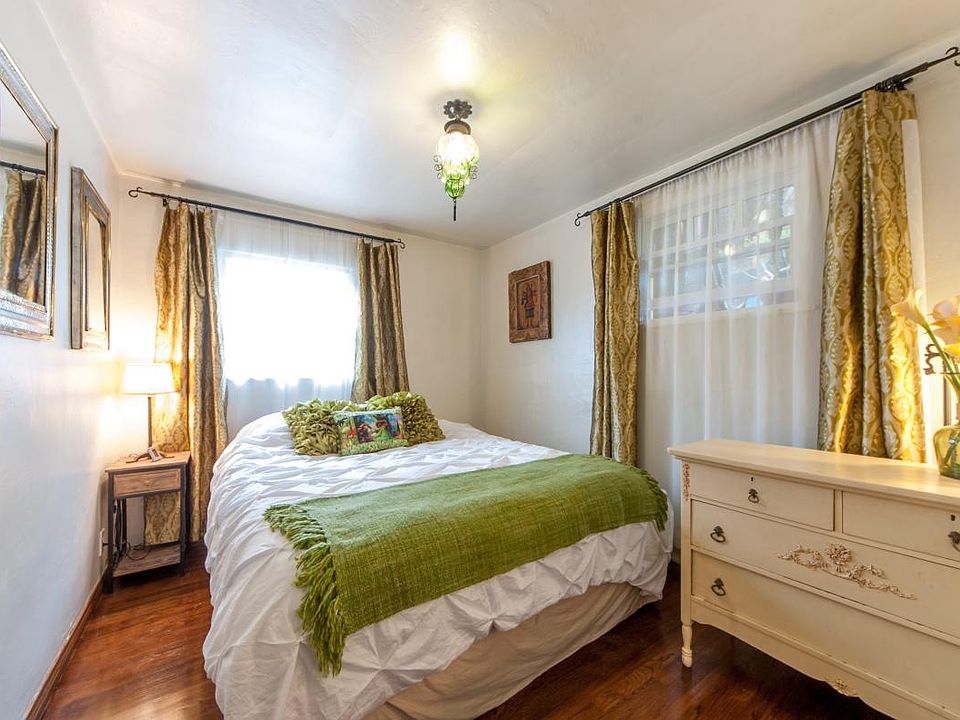 Bedroom with King Size bed, 2 windows for fresh air