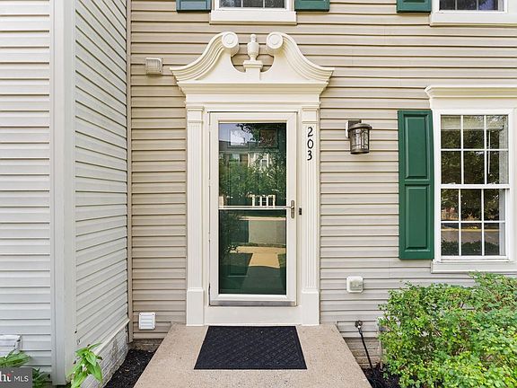 3rd image of 203 Shirley Sq SE