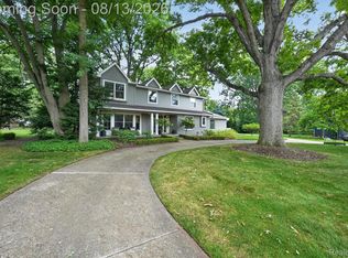 32240 Robinhood Dr, Beverly Hills, MI 48025