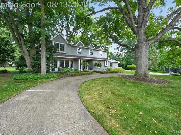 32240 Robinhood Dr, Beverly Hills, MI 48025