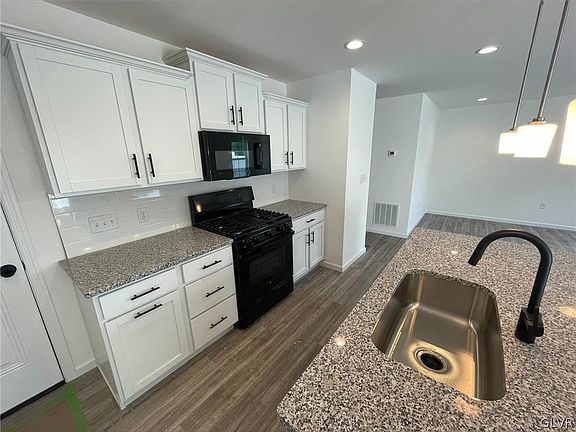 3rd image of 3110 Eisenhower Dr #185