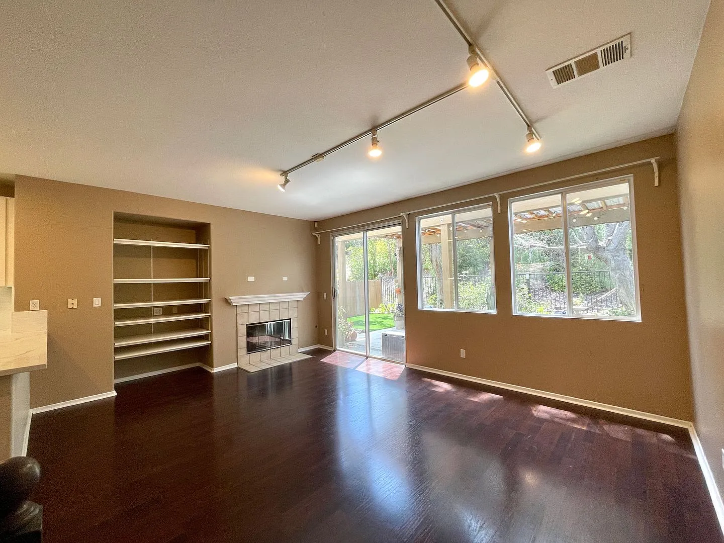 Spacious 4-Bedroom Home in Desirable Ocean View Hills — Photo 3