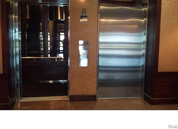 4th image of 250 E Harbortown Dr #61/611