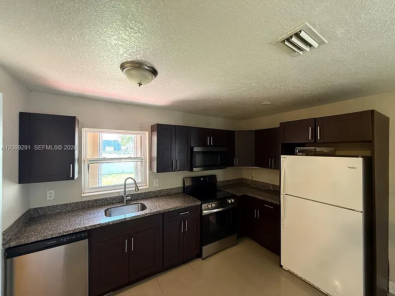 525 NW 15th Ter — Photo 10