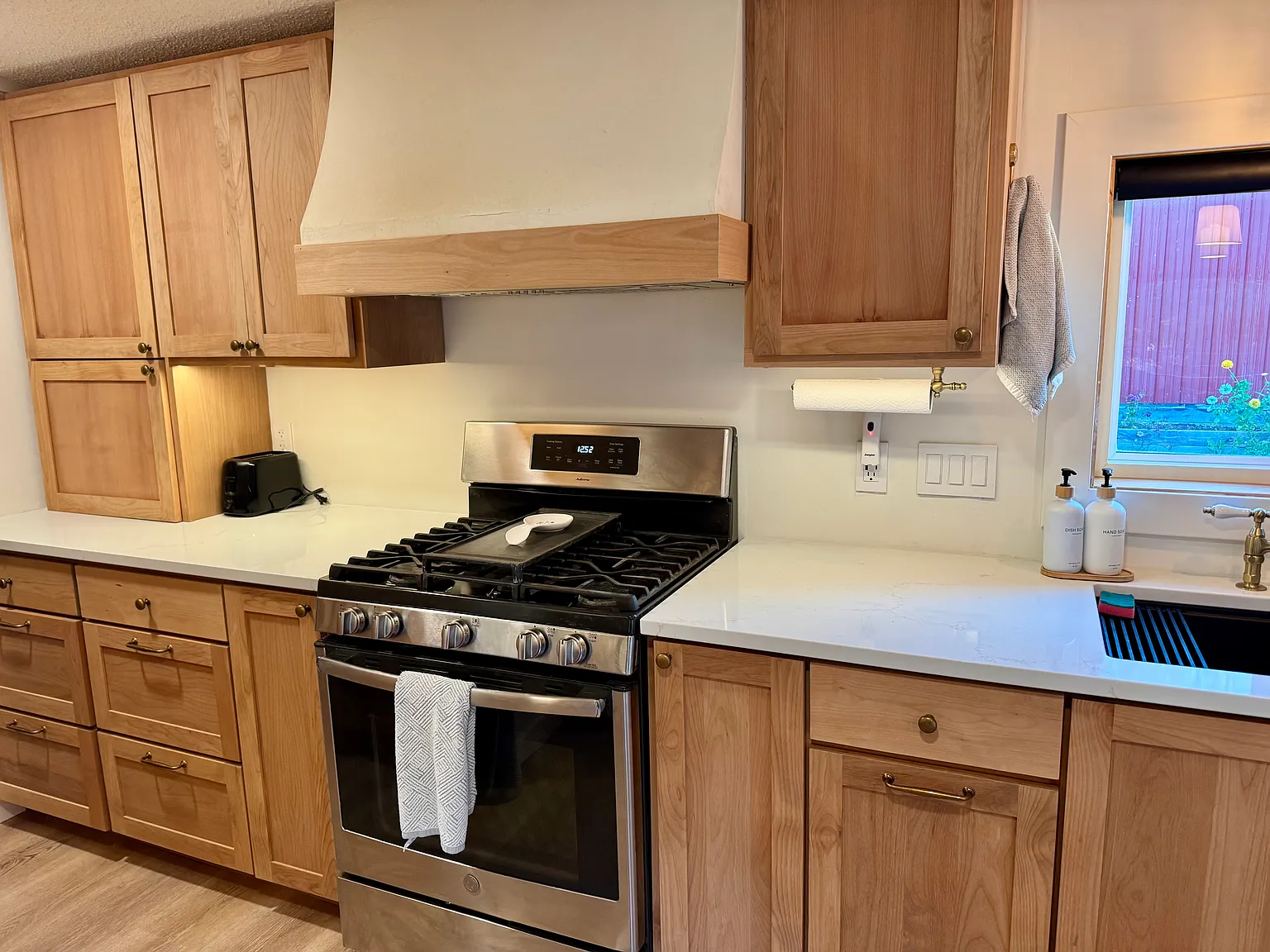 3 bed, 1300 sqft, $2,350 — Photo 2