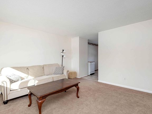 4th image of 1204 Spruce Hills Dr