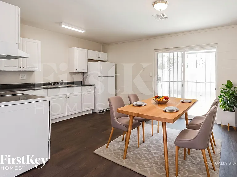 2128 Carver Ave — Photo 6