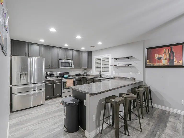 1235 W Castle Dr — Photo 10