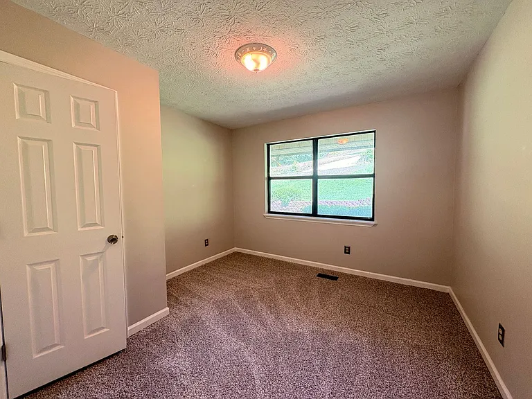 901 Locke Dr — Photo 9