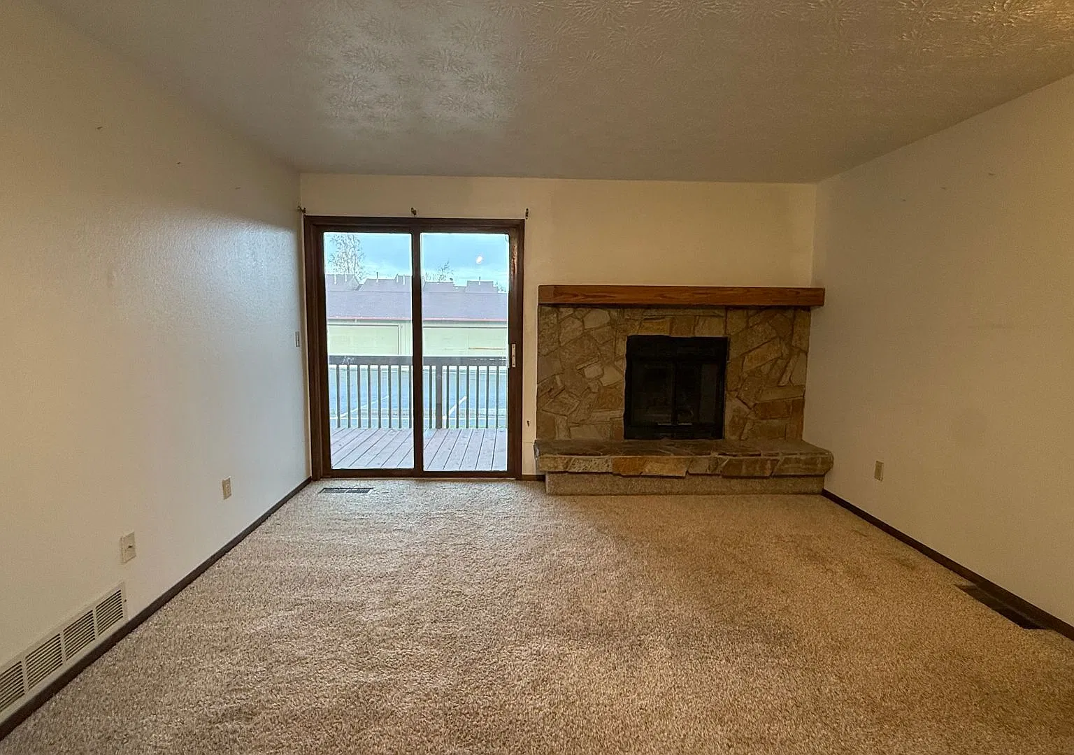 A cozy (2) bedroom condo located in Independence Park! — Photo 2