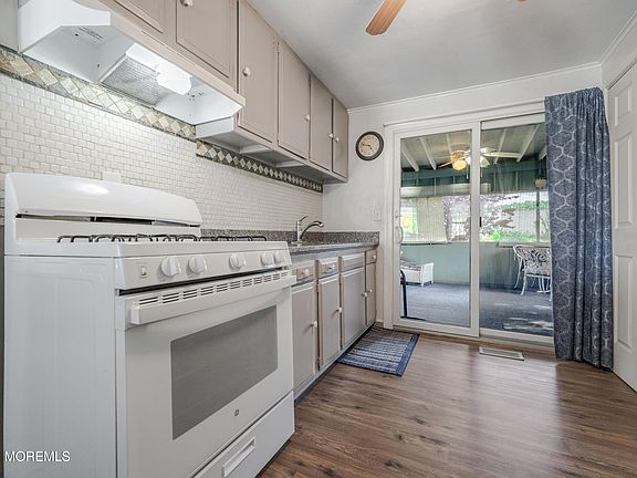 3rd image of 325 W Sylvania Avenue