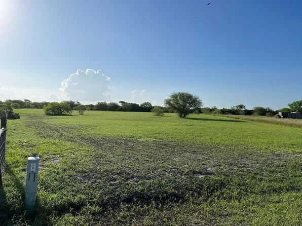 5140 Wildwood Ln, Robstown, TX 78380