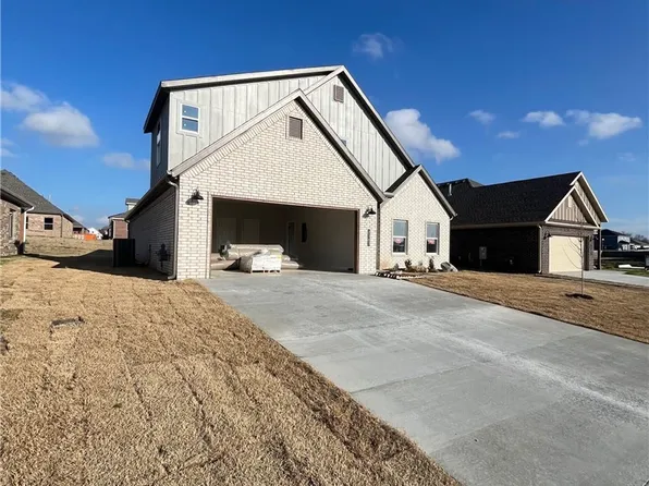 2303 N Lexington St, Siloam Springs, AR 72761