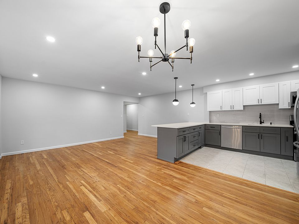 spacious 2 br/2 bath condo-1200 sqft