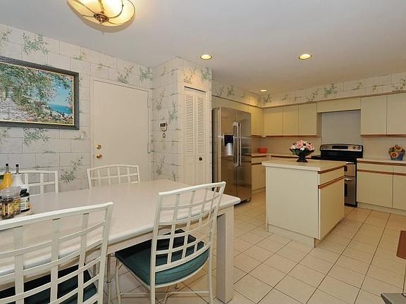 5th image of 122 Foxwood Dr