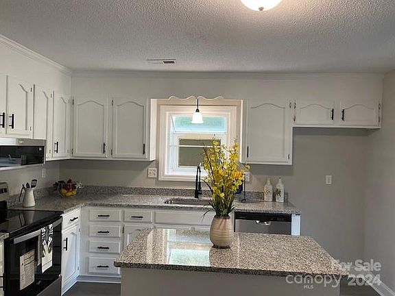 4th image of 2209 Foxhunt Dr