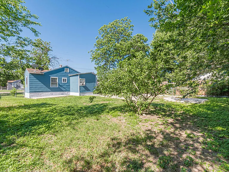 1903 W Winnipeg Ave — Photo 15