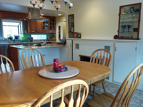 Dining room (kitchen behind)