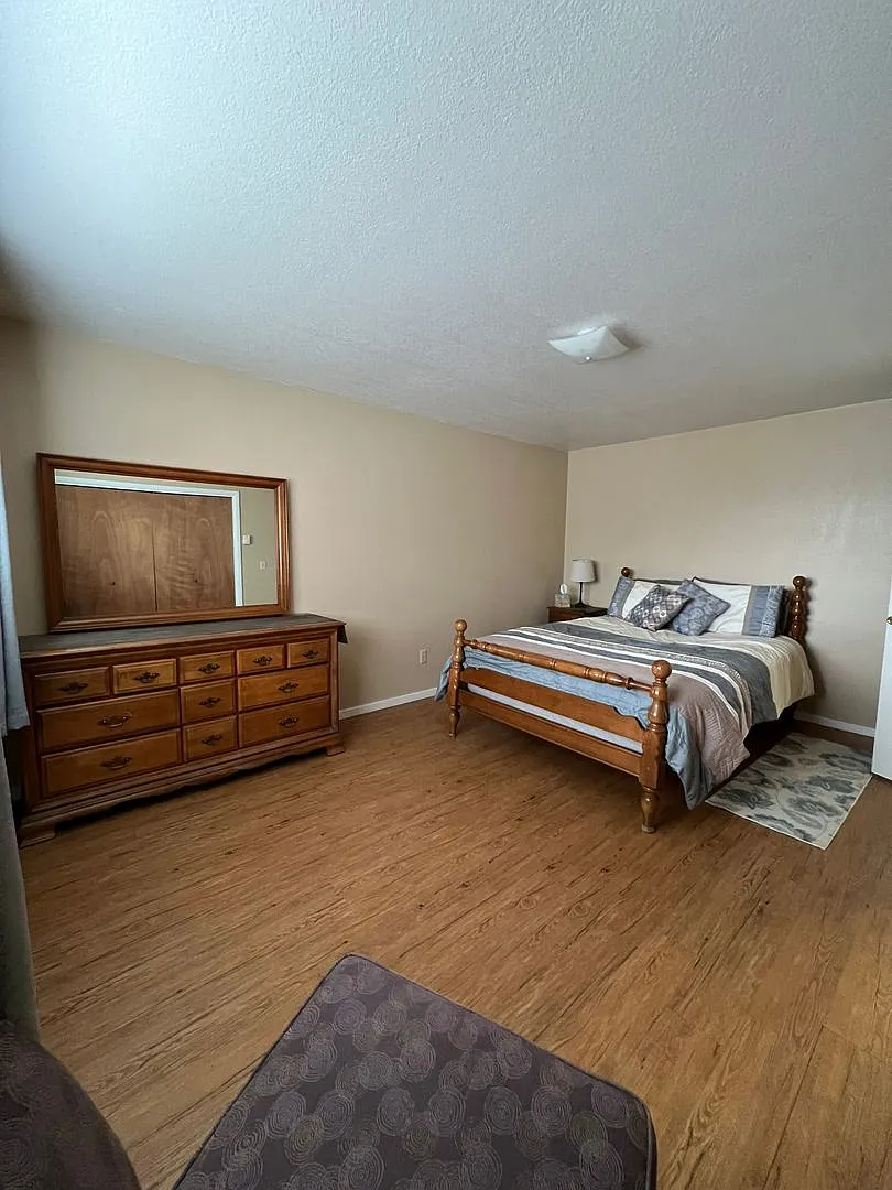 2 Bedroom, 1.5 Bathroom Fully Furnished Apartment - Close to Sky Lakes and Oregon Tech! — Photo 3